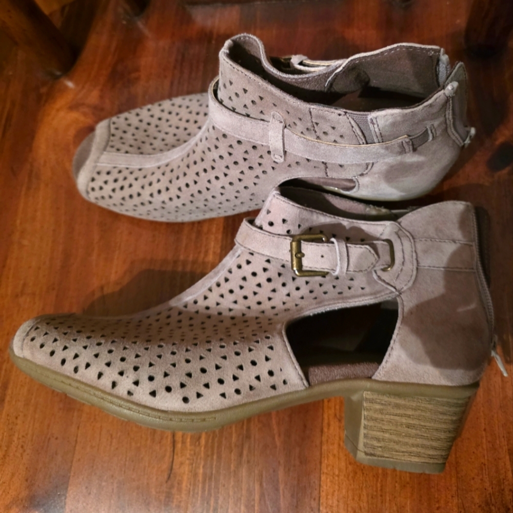 Earth Taupe Perforated Ankle Boots, Leather Upper, 8 Wide, Zipper, Cushioned